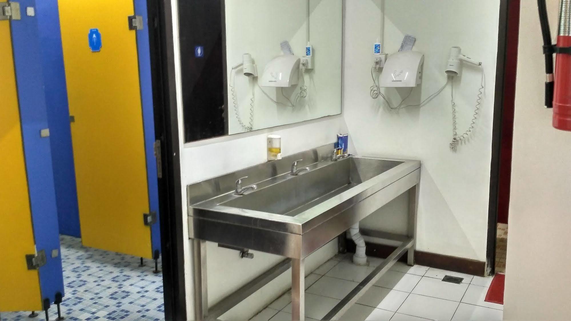 Cx Hostel Kuta Raya المظهر الخارجي الصورة